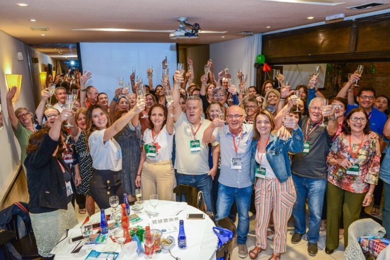 Encontro de alunos do Italiano Vero, todos brindando juntos