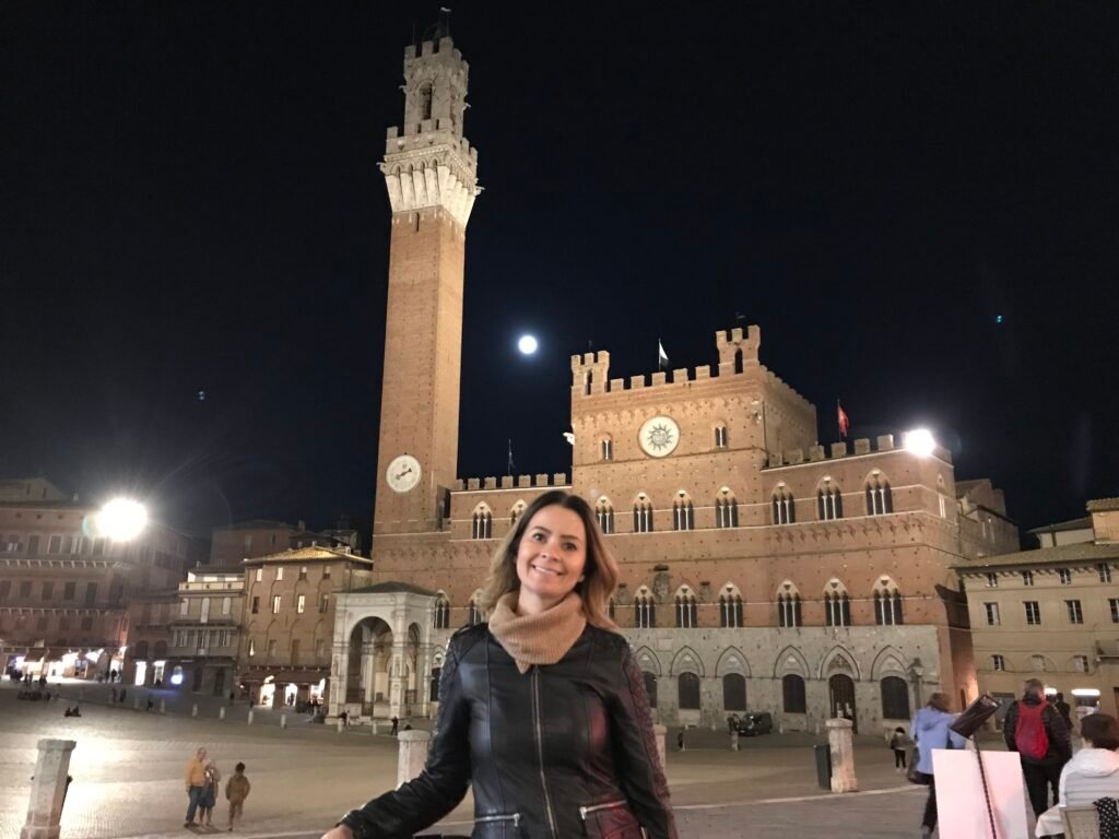 Mariana Tupan na Piazza del Campo, em Siena, à noite